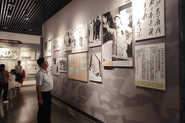 支部書記彭順和在駐足認真學習 /cxyq/20240924101012-FtgmvMO7WnVuV9KeKttCCwhiufb-.jpg